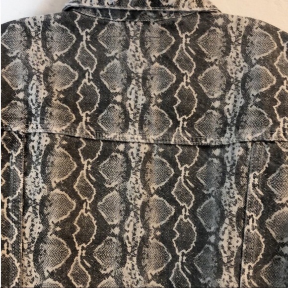 BLANK NYC Denim Trucker Jacket In Snake Print Size XS. - Picture 9 of 15